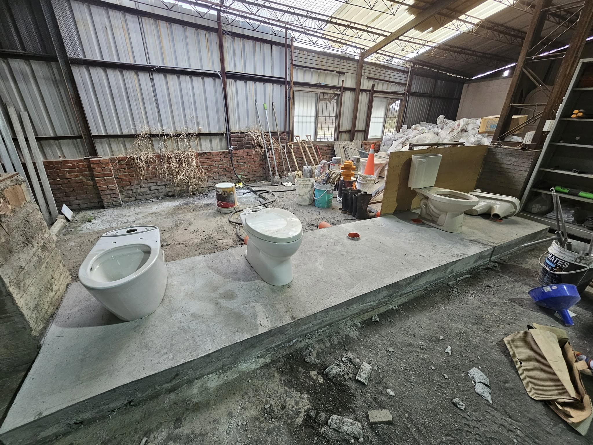 很多人以為「裝馬桶」就是把舊的拆掉、換新的鎖回去、打一圈矽利康就收工。｜原文照片 1
